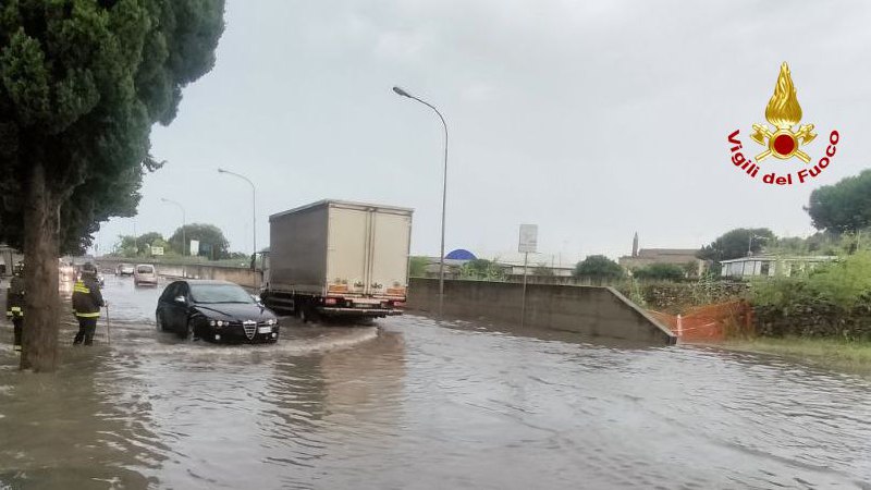 VeraTV It Maltempo Automobilista Bloccato A Fermo Fulmine Cade Su