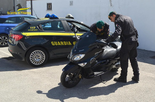 Ventenne con pistola carica in scooter e droga in tasca: arrestato a Rancitelli