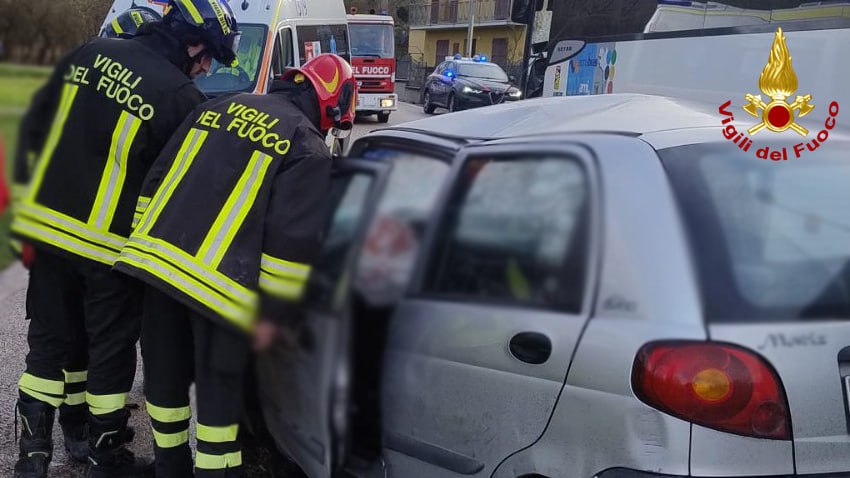 VeraTV.it | Urbino - Scontro frontale tra auto e bus: morto un 33enne