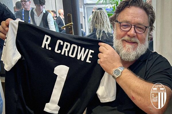 Russel Crowe con la maglia dell’Ascoli in onore delle sue origini picene