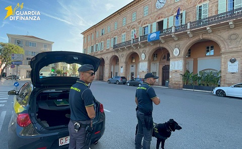 Civitanova Marche - Sequestrati 40 chili di marijuana in un magazzino di corrieri
