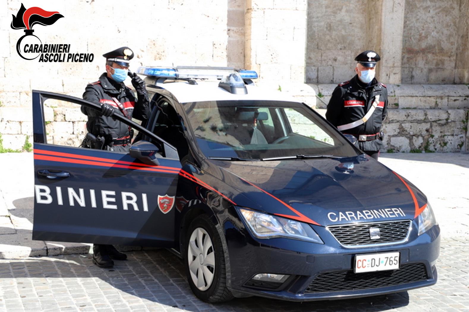 Ascoli Piceno - Controlli antidroga dei carabinieri davanti la scuola
