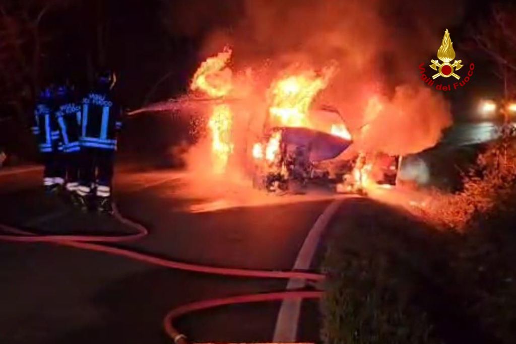 Sassocorvaro – La macchina prende fuoco dopo un incidente, salve due persone