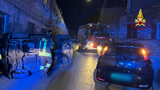Fermo - Auto si ribalta dopo lo schianto con un veicolo in sosta: un ferito