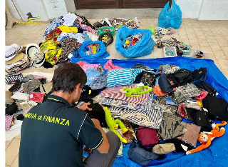 Maxi sequestro di 18mila articoli contraffatti a Senigallia