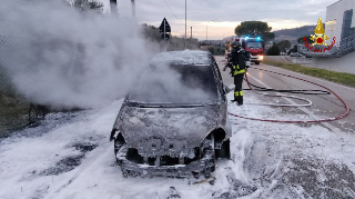 Auto in movimento prende fuoco, salvo il conducente