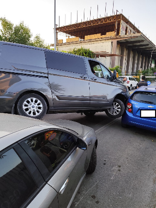 San Benedetto - Furgone contro auto in sosta davanti all’Ecomostro, bloccata via Calatafimi
