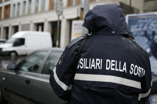 Pesaro - Prende la multa e sputa in faccia all’ausiliaria, 30enne denunciato