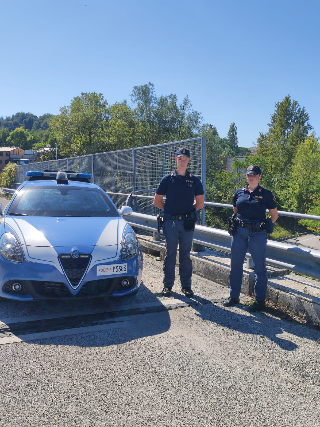 Urbino - Ragazza minaccia di buttarsi dal cavalcavia, la Volante la salva