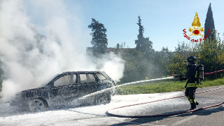 Corinaldo - Auto avvolta dalle fiamme in viale del Lavoro: illese le due occupanti