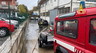 Neve e allagamenti nelle Marche: recuperata auto in un sottopasso a Centobuchi
