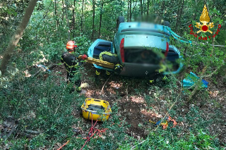Arcevia - Auto finisce in una scarpata, conducente elistrasportato all’ospedale di Torrette