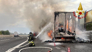 Mondolfo – Camion che trasportava pannolini a fuoco in autostrada