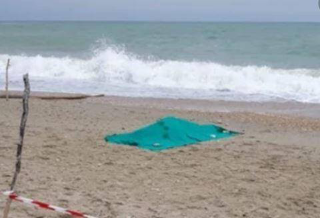 San Benedetto - Muore mentre passeggia in spiaggia, giallo sull’identità