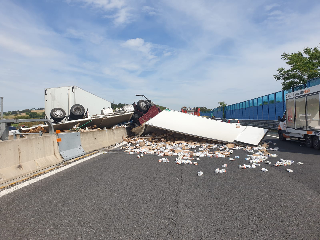 Incidente, tir salta la carreggiata e perde il carico: A14 in tilt