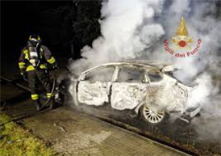 Auto a fuoco a Lido Tre Archi, non si esclude il dolo