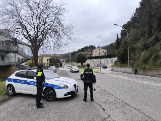 Ascoli Piceno - Sfugge al controllo della Polizia Locale, ammanettato 50enne