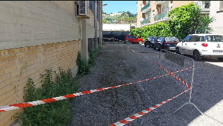 San Benedetto del Tronto - Paura al liceo Leopardi: pezzo di cornicione si stacca e colpisce un’auto
