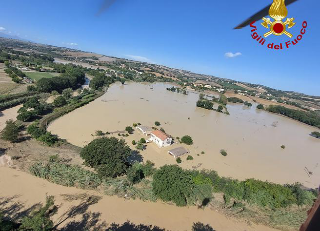 Ostra - Un ponte per non dimenticare: 13 vele in ricordo delle vittime dell’alluvione