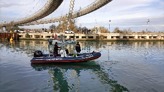 Pescara - Si getta dal Ponte del mare, ricerche in corso