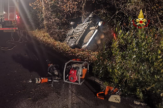 Barbara - Auto si ribalta dopo incidente, vigili del fuoco estraggono conducente