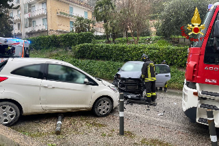 Recanati - Incidente in via Beato Placido, conducente estratto dalle lamiere