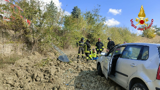 Mogliano - Auto fuori strada finisce in un dirupo: donna soccorsa in eliambulanza