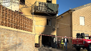 Incendio nella notte a Montegiorgio: fiamme in un garage, muore un uomo
