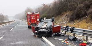 Auto si ribalta in A25: una donna è morta, feriti tre familiari