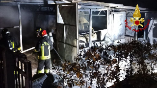 Acqualagna - Incendio in un deposito, dentro anche bombole Gpl,  distrutti tre automezzi