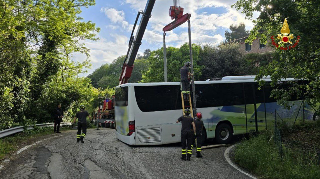 Mombaroccio - Pullman in panne in curva, riportato in strada dai vigili del fuoco