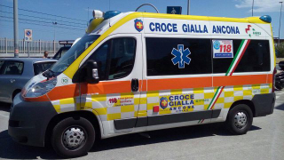 Ancona – Si stacca lastra di ferro da un cantiere, ragazzo colpito alla testa