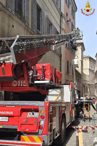 Ancona, piattaforma in bilico in via Bernabei: due operai salvati dai Vigili del fuoco