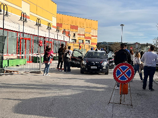 Spruzza spray al peperoncino dentro il centro commerciale: scatta il fuggi fuggi