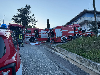 Fiamme in una rimessa a Guardia Vomano, spento rogo dai Vigili del Fuoco