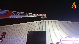 Martinsicuro - Incendio in una fonderia dismessa: in fiamme mille metri quadrati di copertura