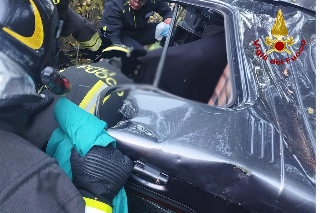 Serra San Quirico, auto finisce nella scarpata: conducente soccorso e trasportato in eliambulanza a Torrette