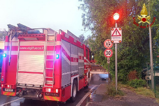 Ancona - Auto bloccata in un sottopasso allagato, intervengono i vigili del fuoco