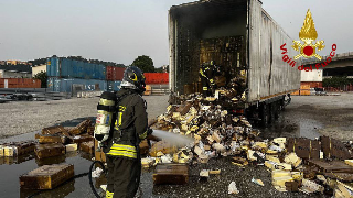 Ancona - Container in fiamme al porto, intervento dei vigili del fuoco