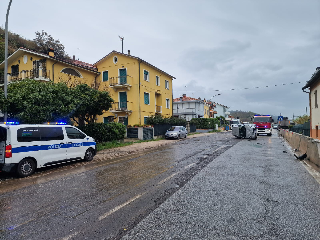 Fano - Perde il controllo dell’auto, che si ribalta, ferito 75enne