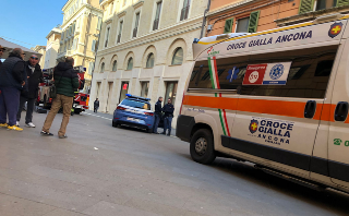 Aggredita con pugni alle spalle: paura in centro per una commessa 