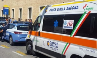 Ancona – Scivola per domare le fiamme di un incendio e si ustiona su gamba e braccio