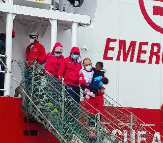 Ancona - Atteso lo sbarco di 49 naufraghi dalla Life Support, ci sono 6 donne e minori non accompagnati