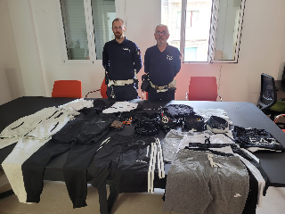 San Benedetto - Capi di abbigliamento contraffatti, maxi sequestro della polizia locale