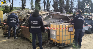 Civitanova Marche - Scoperta discarica abusiva: sequestrati gasolio e motori navali
