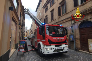 Accusa malore in casa, salvata dai vigili del fuoco