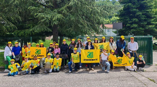 Comunanza - Studenti e docenti ripuliscono le aree verdi