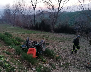 Morro d’Oro - Trattore si ribalta, muore agricoltore di 76 anni