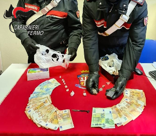 Hashish e 14mila euro in contanti: arrestato per spaccio 22enne fermano