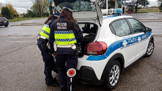 Aggredisce donna dopo una mancata precedenza, denunciato 35enne